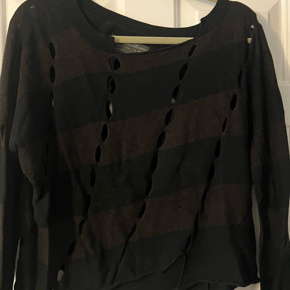 All saints uneven hem and holes. Fits like a medium. Crop/body fit.